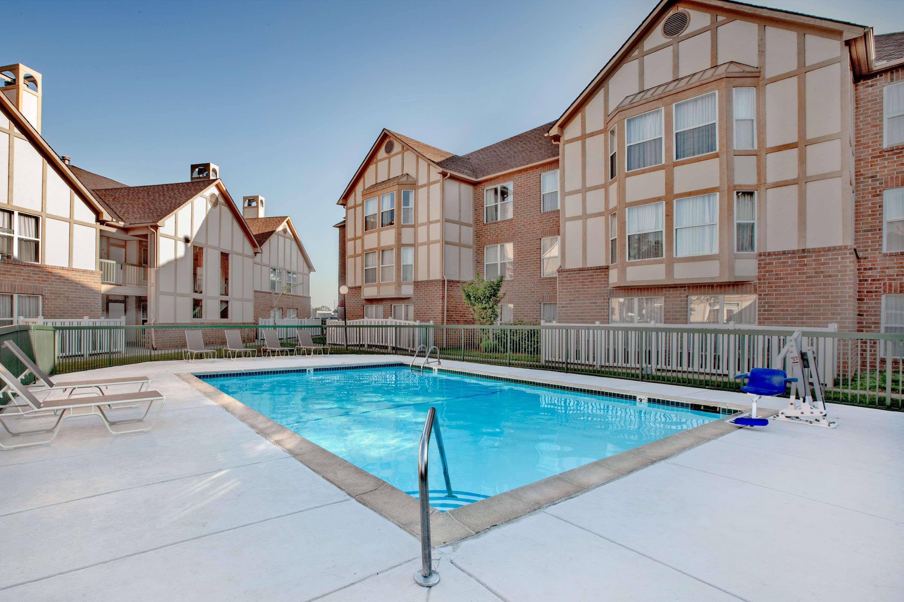 Affordable Suites Of America Detroit-Warren Exterior photo